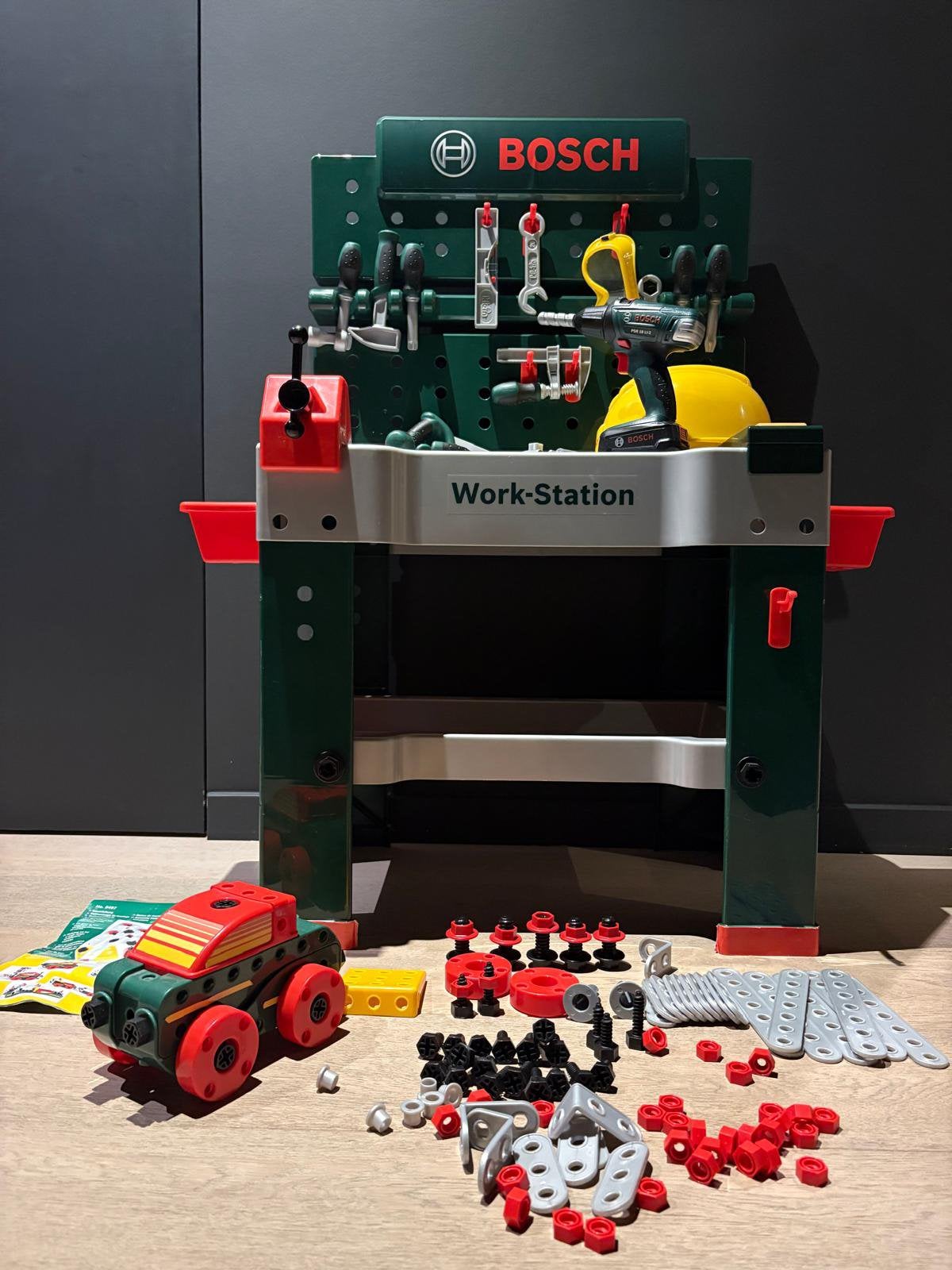 Établi pour jouets Bosch avec outils complets, Enfants & Bébés, Enlèvement, Comme neuf