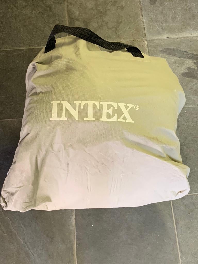 Intex 2-persoons luchtbed met motor, Caravanes & Camping, Matelas pneumatiques, Enlèvement, Pompe intégrée, Comme neuf, 2 personnes