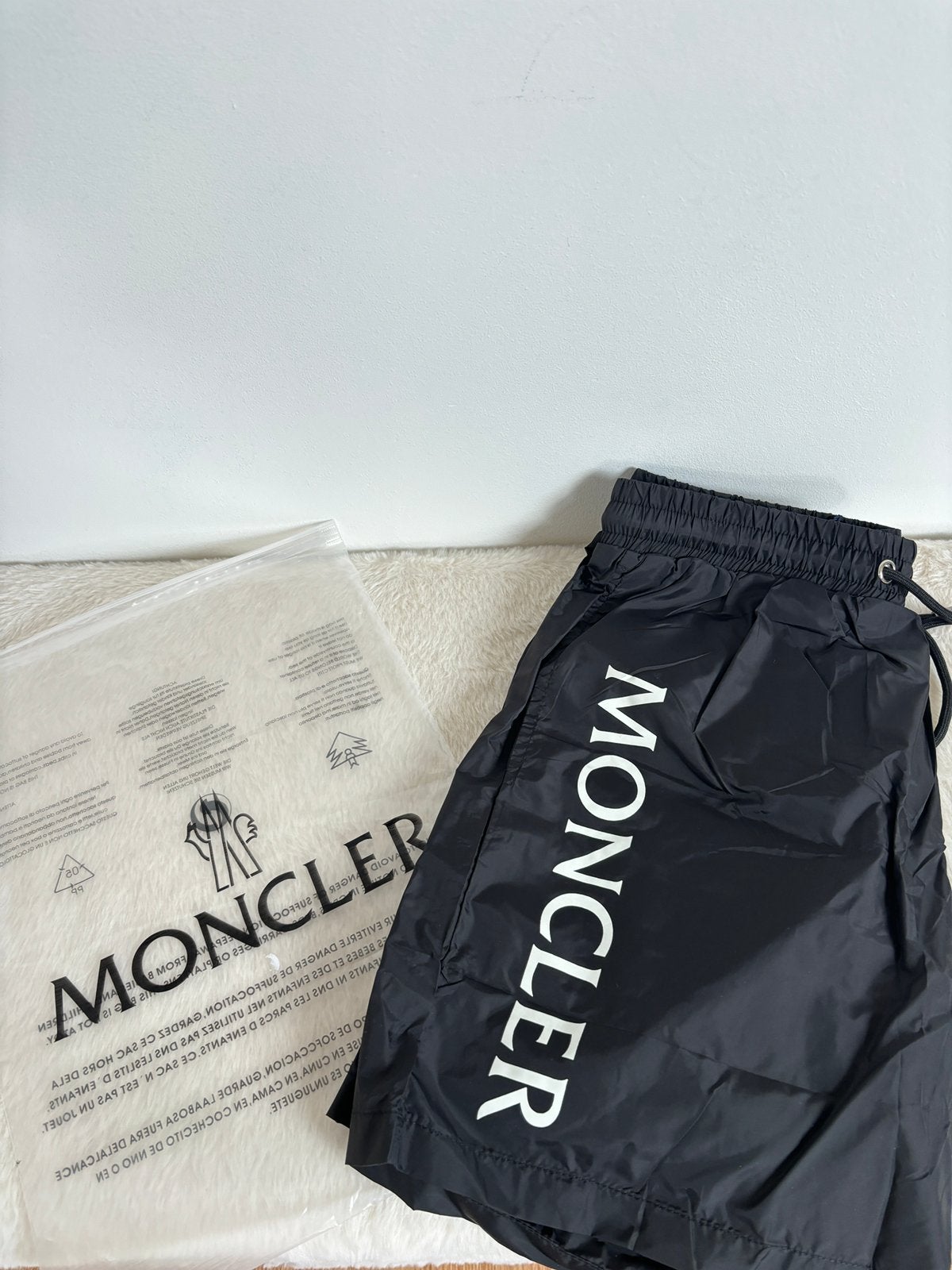 Short moncler, Vêtements | Hommes, Vêtements de bain & Maillots de bain, Enlèvement