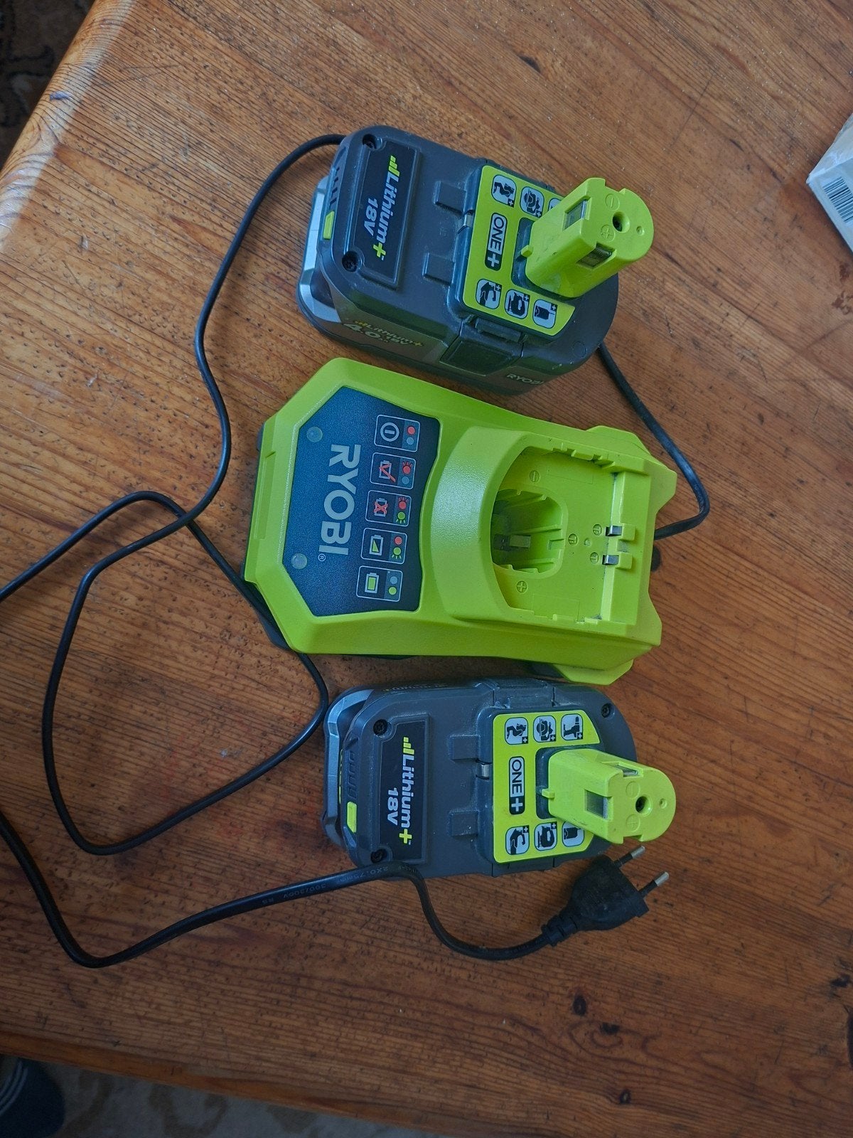 chargeur et 2 batteries Ryobi