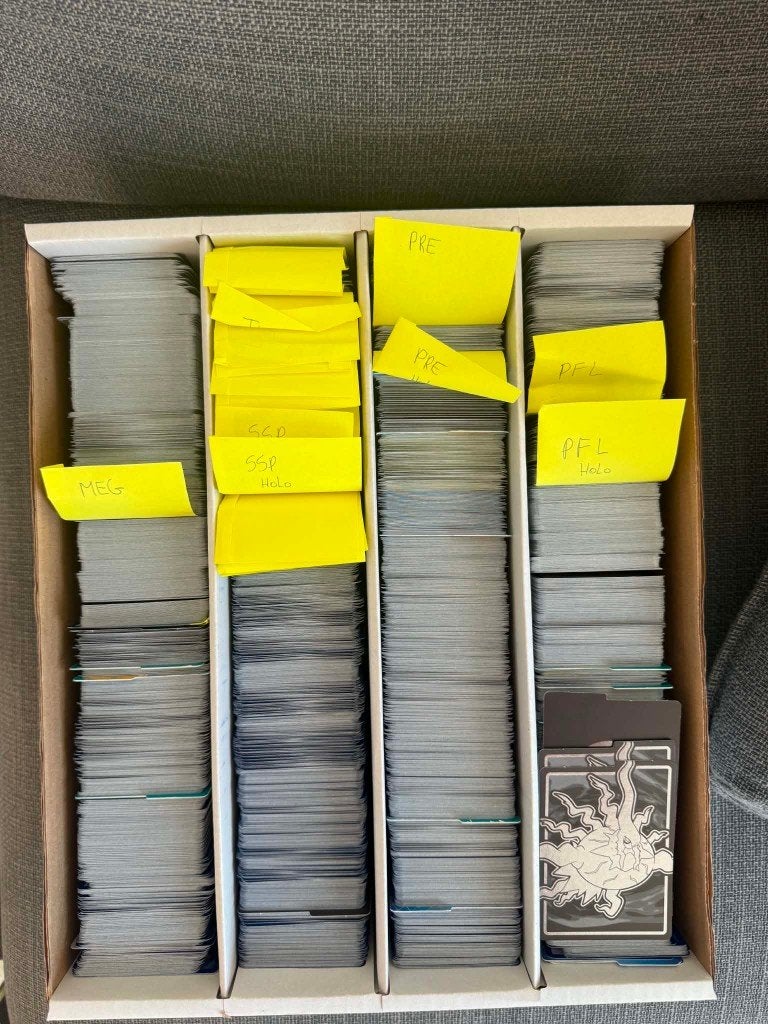 Volle doos (5000 kaarten) bulk Pokemon mag weg, Hobby en Vrije tijd, Ophalen of Verzenden, Zo goed als nieuw, Meerdere kaarten