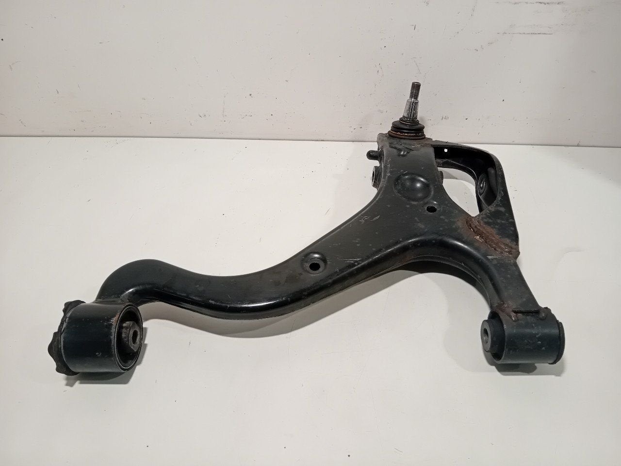 Draagarm rechts voor Land Rover Discovery, Onderdelen@venauto.nl, Van der Ven Autorecycling B.V., Ettenseweg 76, 4706 PB Roosendaal, The Netherlands