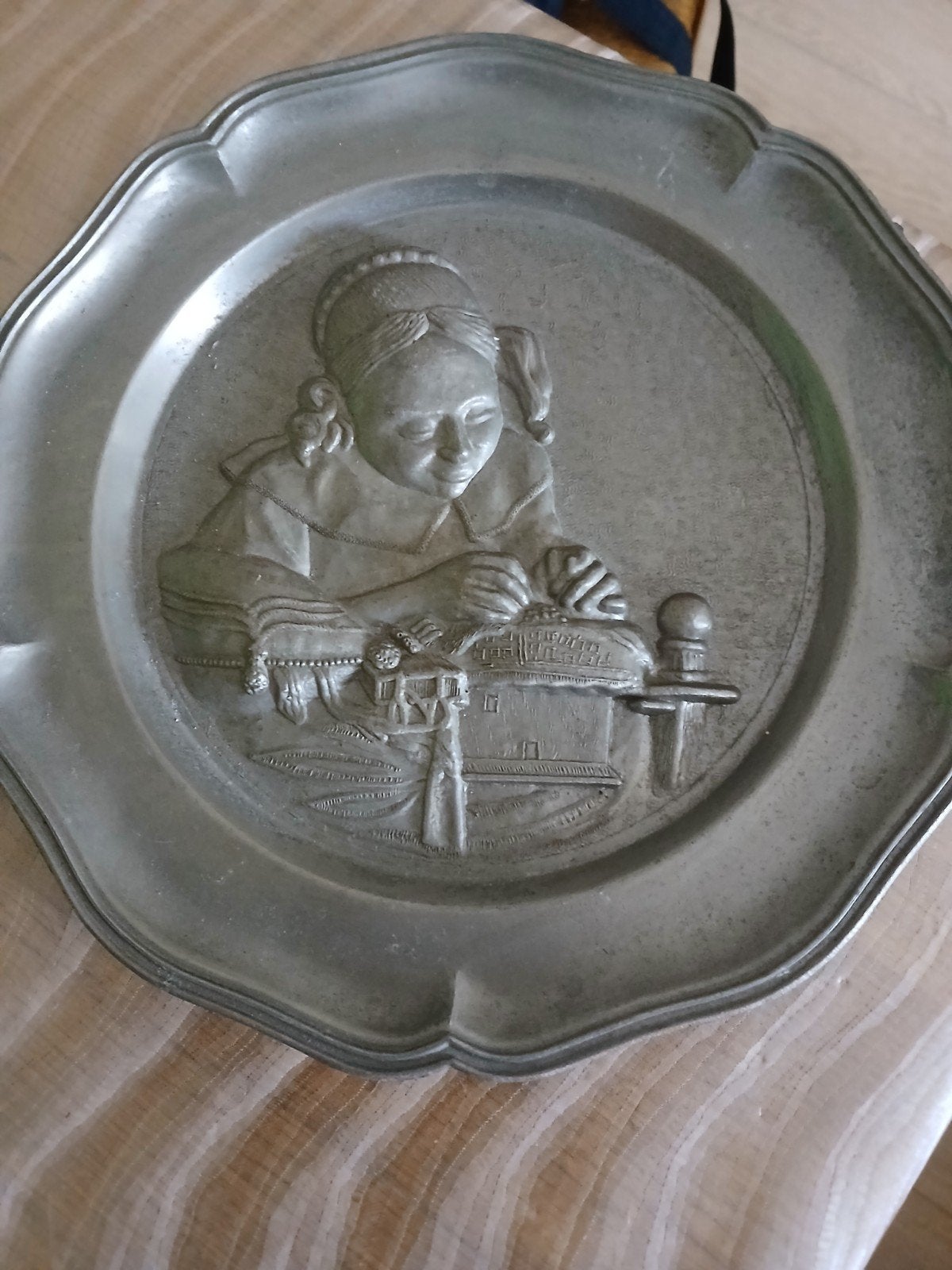 Tinnen sierlijke borden, Ophalen