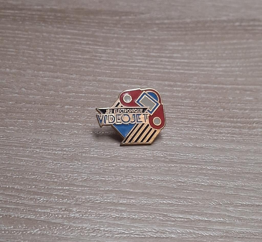 PIN - VIDEOJET - JEU ELECTRONIQUE, Envoi, Utilisé, Autres sujets/thèmes, Insigne ou Pin's