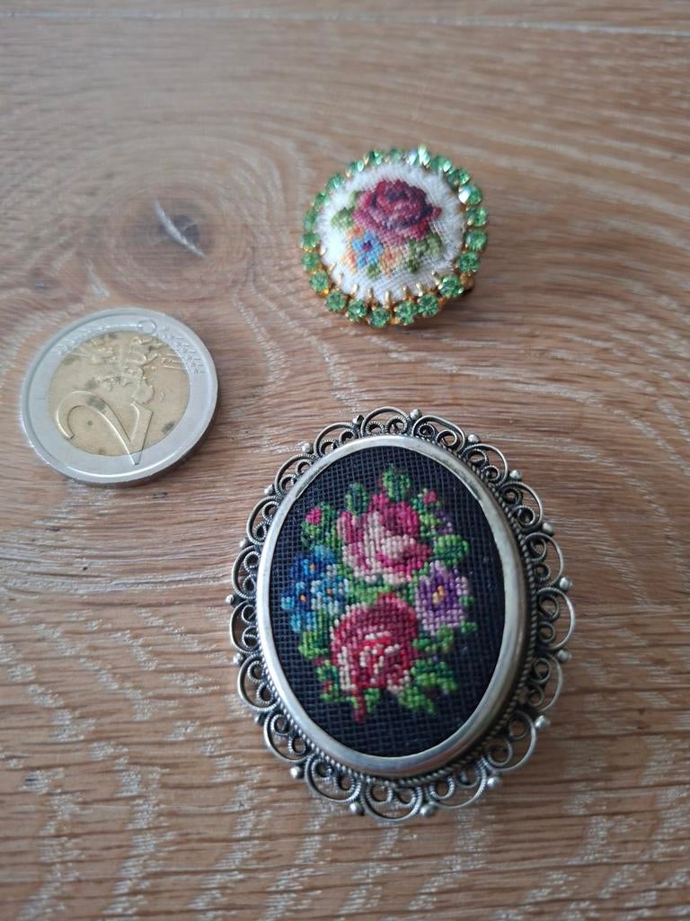 2 broches brodées vintage, Enlèvement ou Envoi