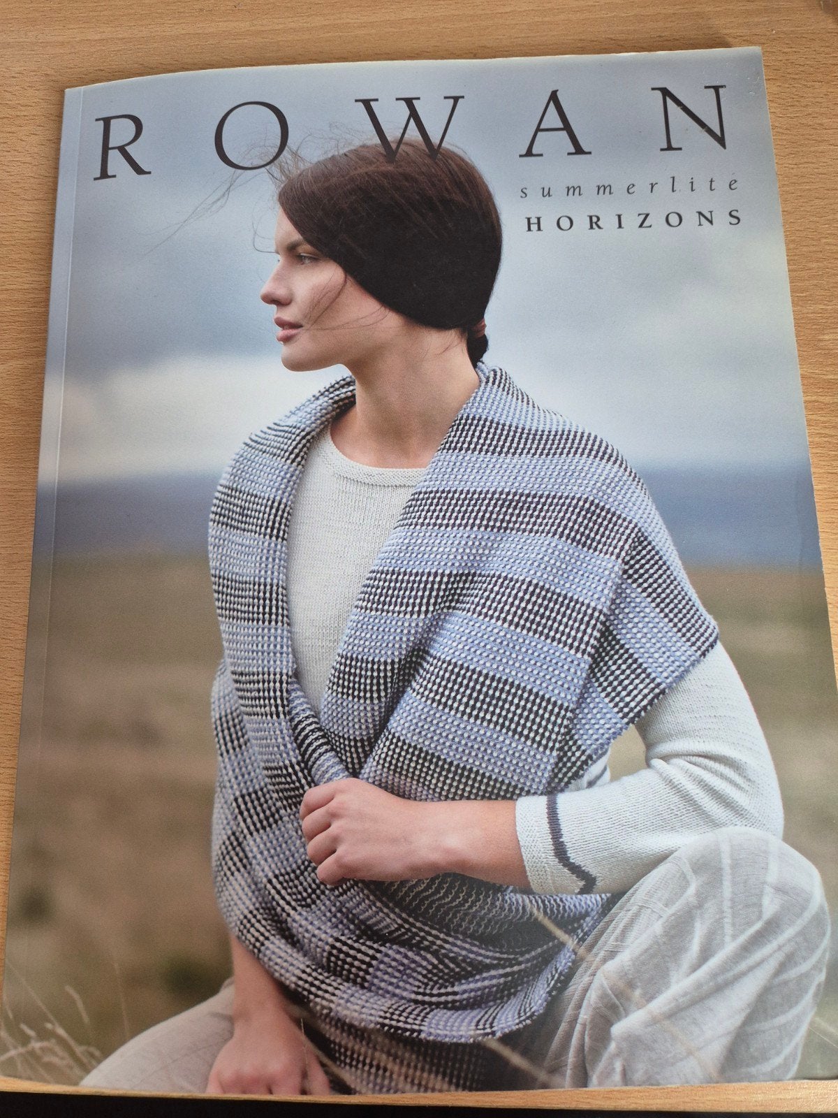 Haak- en Breiboek Rowan kledij, Hobby & Loisirs créatifs, Tricot & Crochet, Enlèvement ou Envoi, Comme neuf, Tricot ou Crochet