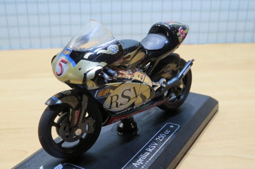 Marco Melandri Aprilia RSV250 2002 1:18, Enlèvement ou Envoi, Neuf, Moteur, Autres marques