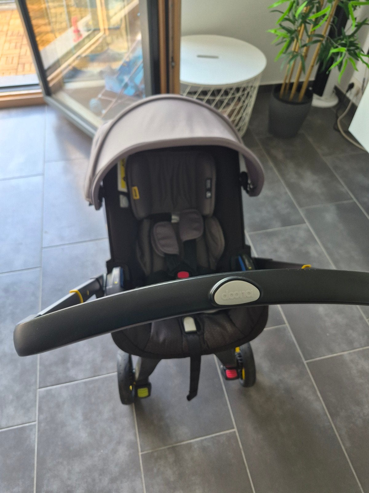 Poussette Doona+ avec base isofix et plusieurs accessoires, Poussette