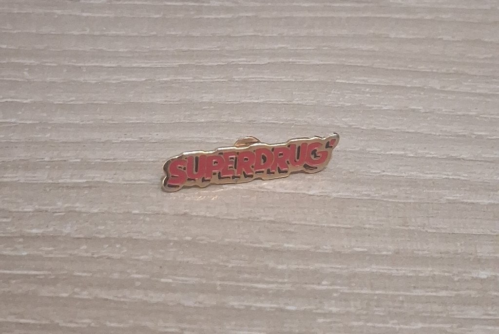 PIN - SUPERDRUG, Verzamelen, Speldjes, Pins en Buttons, Verzenden, Gebruikt, Overige onderwerpen, Speldje of Pin