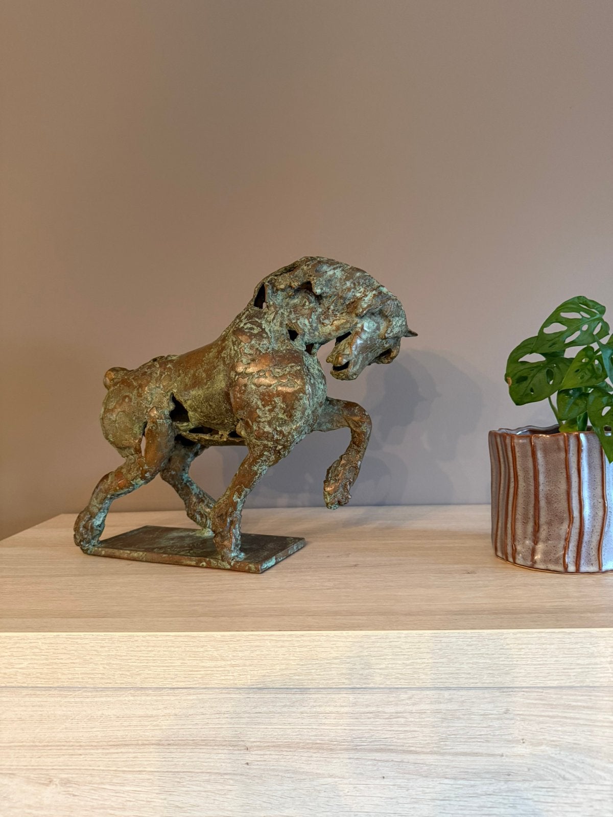 Beeld Jan Desmarets, Antiek en Kunst, Kunst | Beelden en Houtsnijwerken, Ophalen, Zoogdier, Beeld, Bruin