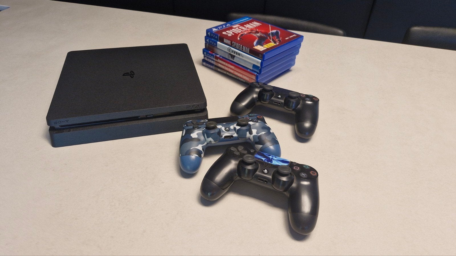 Playstation 4 + 3 controllers + spelletjes, Ophalen