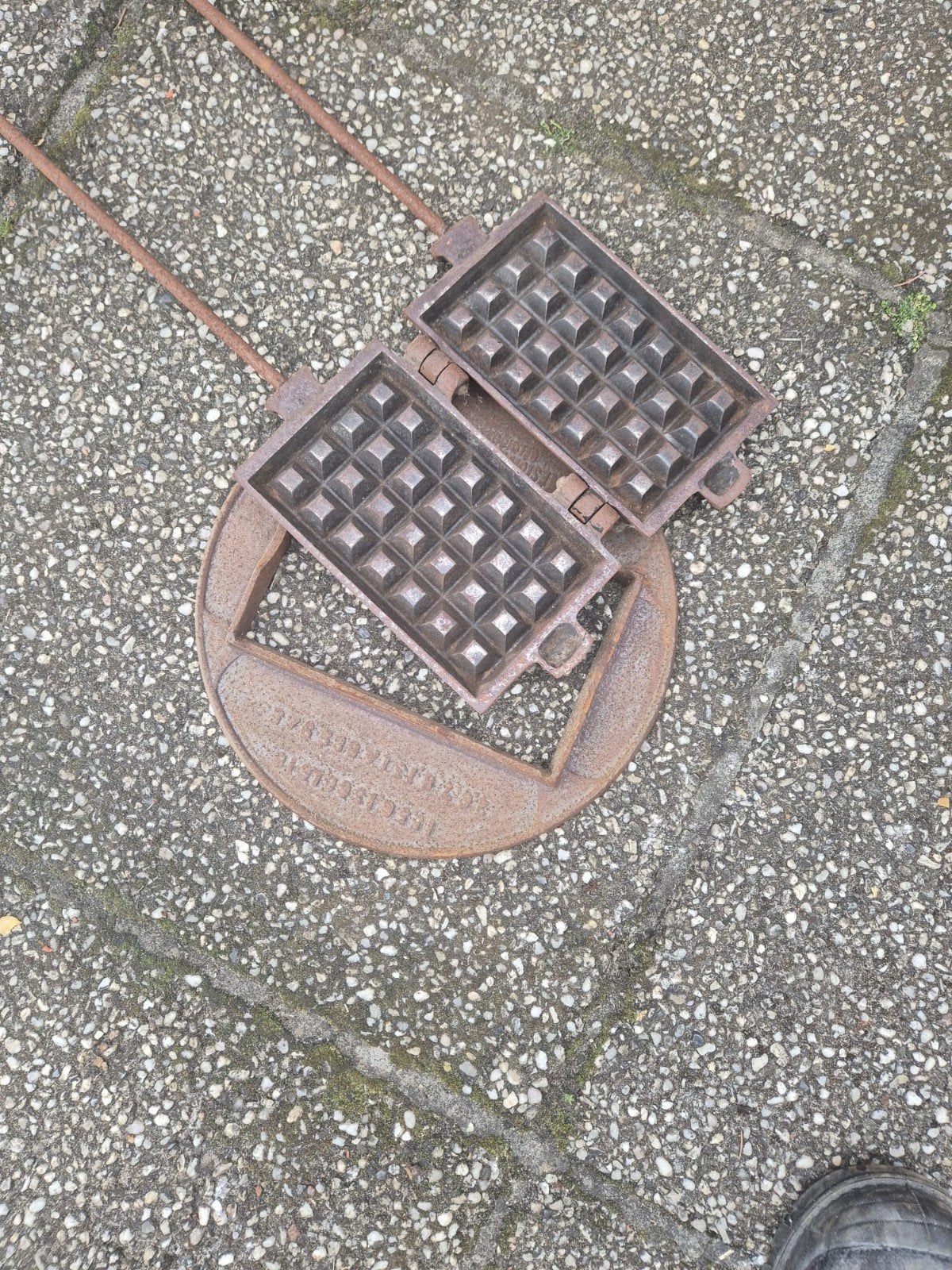 Oud Wafelijzer, Ophalen
