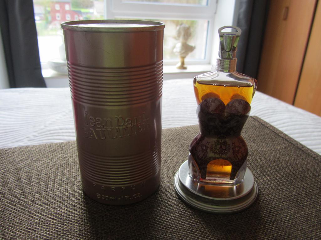 GAULTIER JP Parfum van roze en zwart kant, Verzamelen, Parfumverzamelingen, Verzenden