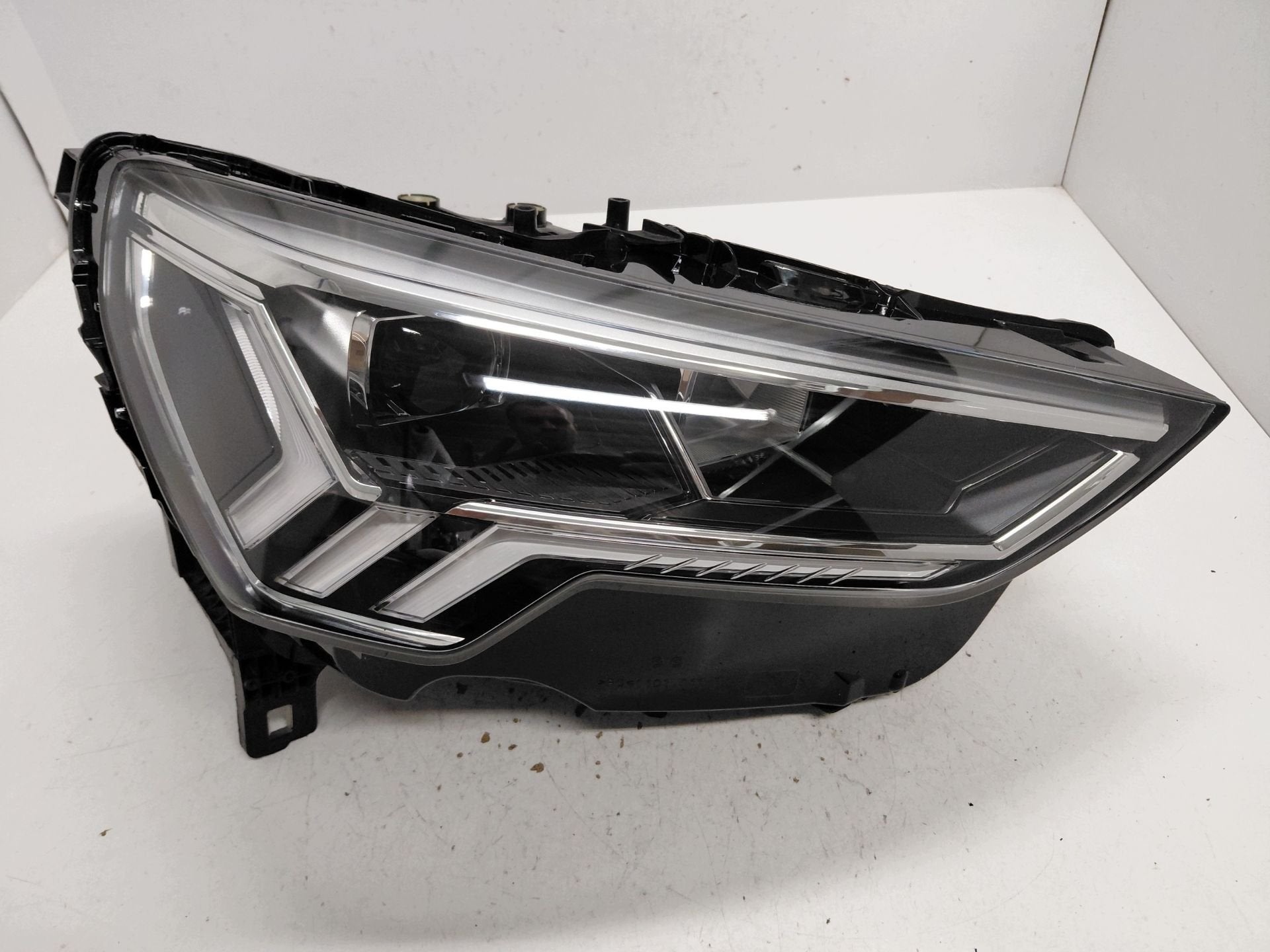 Phare Audi Q3 83A.941.034, Autos : Pièces & Accessoires, AUDI AG, Auto-Union-Strasse 1
85045  Ingolstadt, DE, Audi, Utilisé