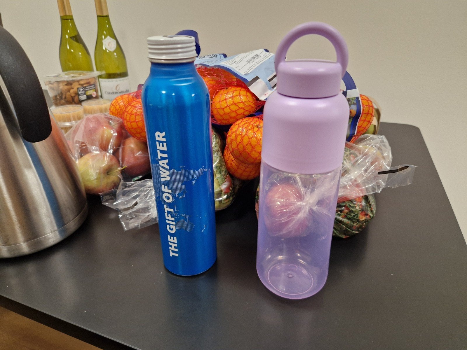 Lot de 2 gourdes – aluminium et plastique – très bon état, Ophalen