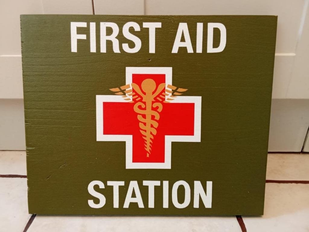 Panneau médic US WW2 : FIRST AID STATION ( recto / verso) ), Enlèvement ou Envoi