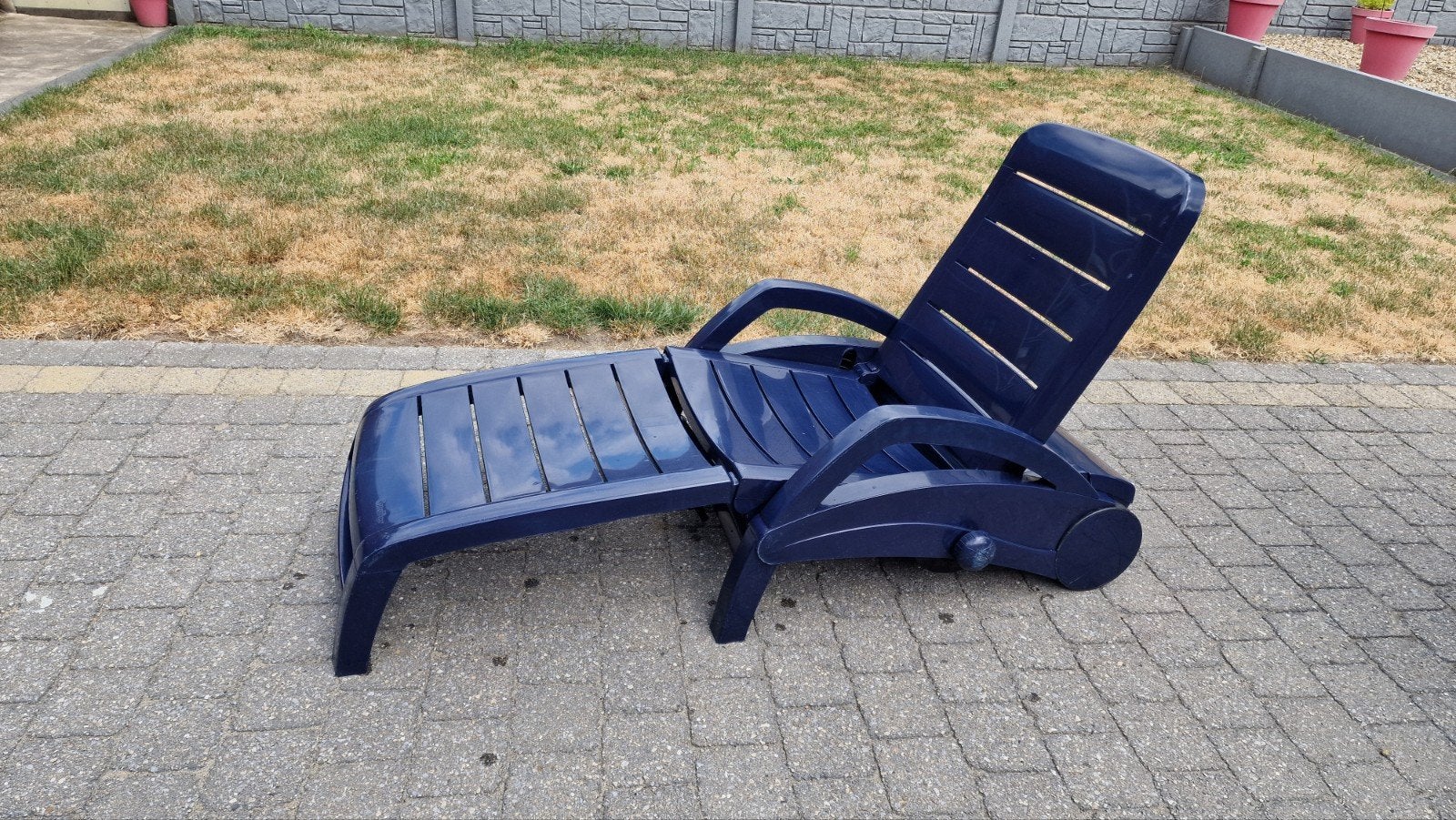 Zeer degelijk donkerblauw ligbed met wielen, Jardin & Terrasse, Chaises longues, Enlèvement, Utilisé, Synthétique, Pliant