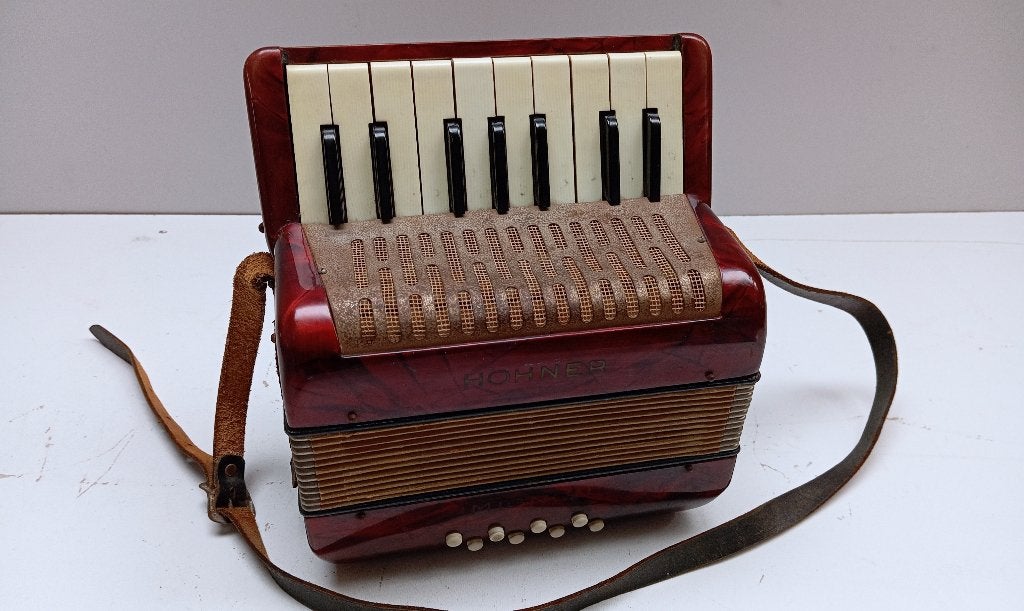 ACCORDÉON HOHNER MIGNON DES ANNÉES 1950, RARE, Enlèvement ou Envoi, Autres formats, Avec bretelles, Utilisé