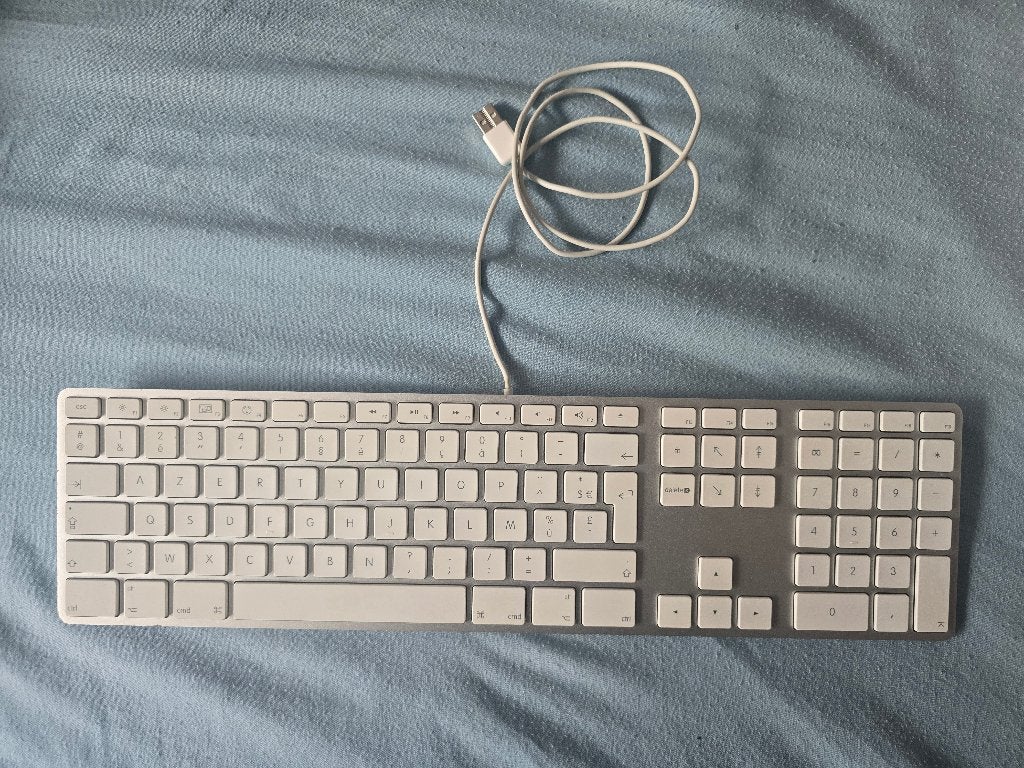 Apple Keyboard A1243 Defect - WERKT NIET., Gebruikt, Azerty, Ophalen of Verzenden, Multimediatoetsen