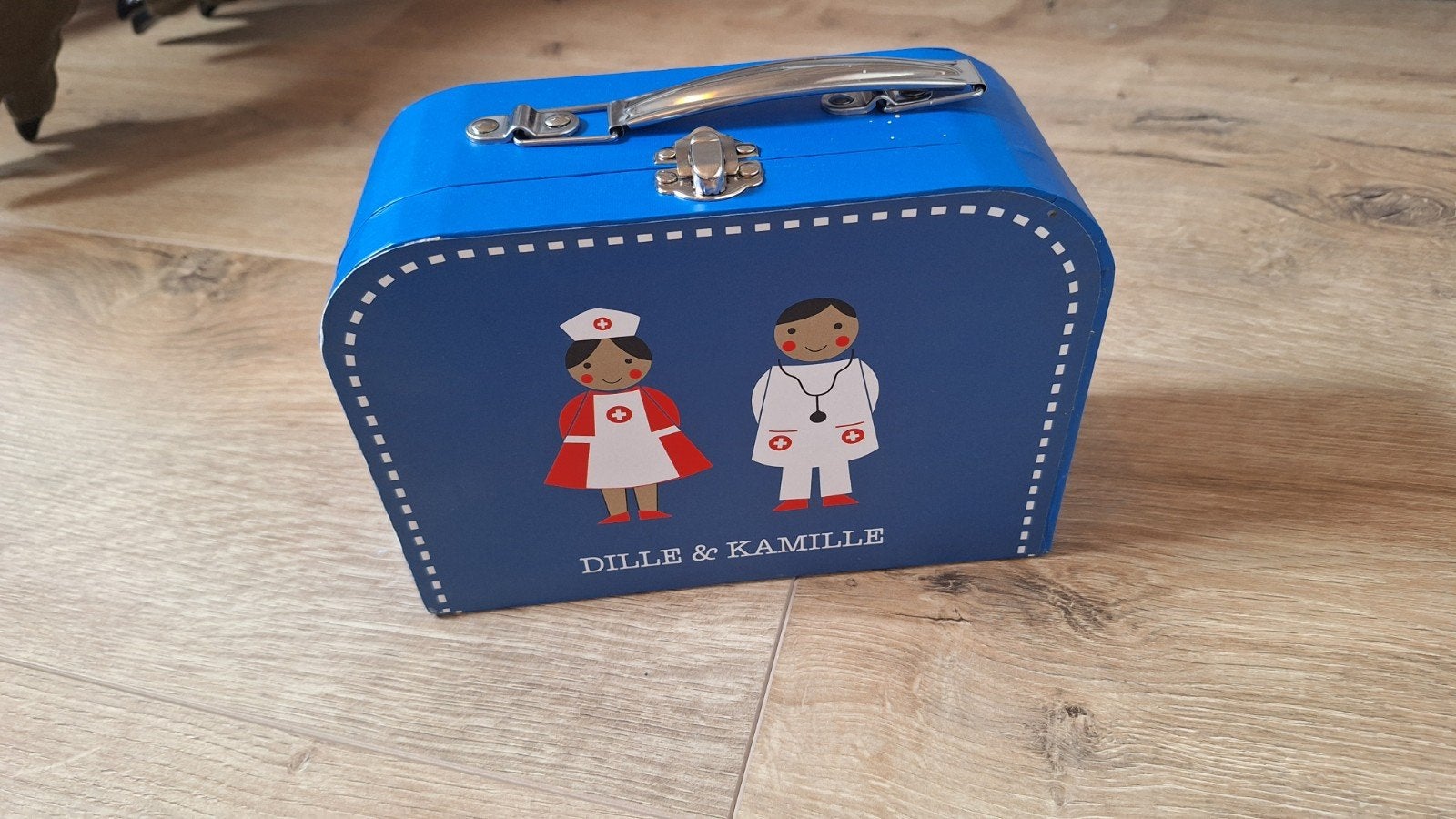 Houten dokterssetje, Enlèvement