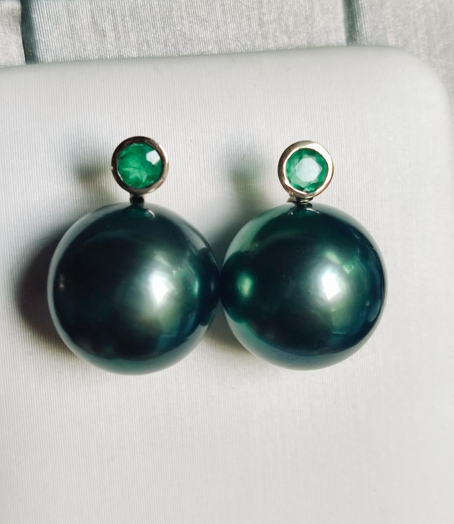Exclusieve oorstekers met Tahiti parels 11,7mm, smaragden, Ophalen of Verzenden, Goud, Goud