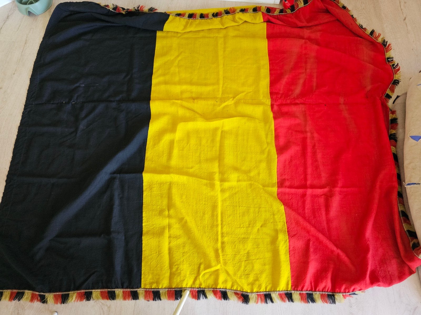 Heel oude Belgische vlag in linnen afm 185 x 185 cm, Antiek en Kunst, Ophalen of Verzenden