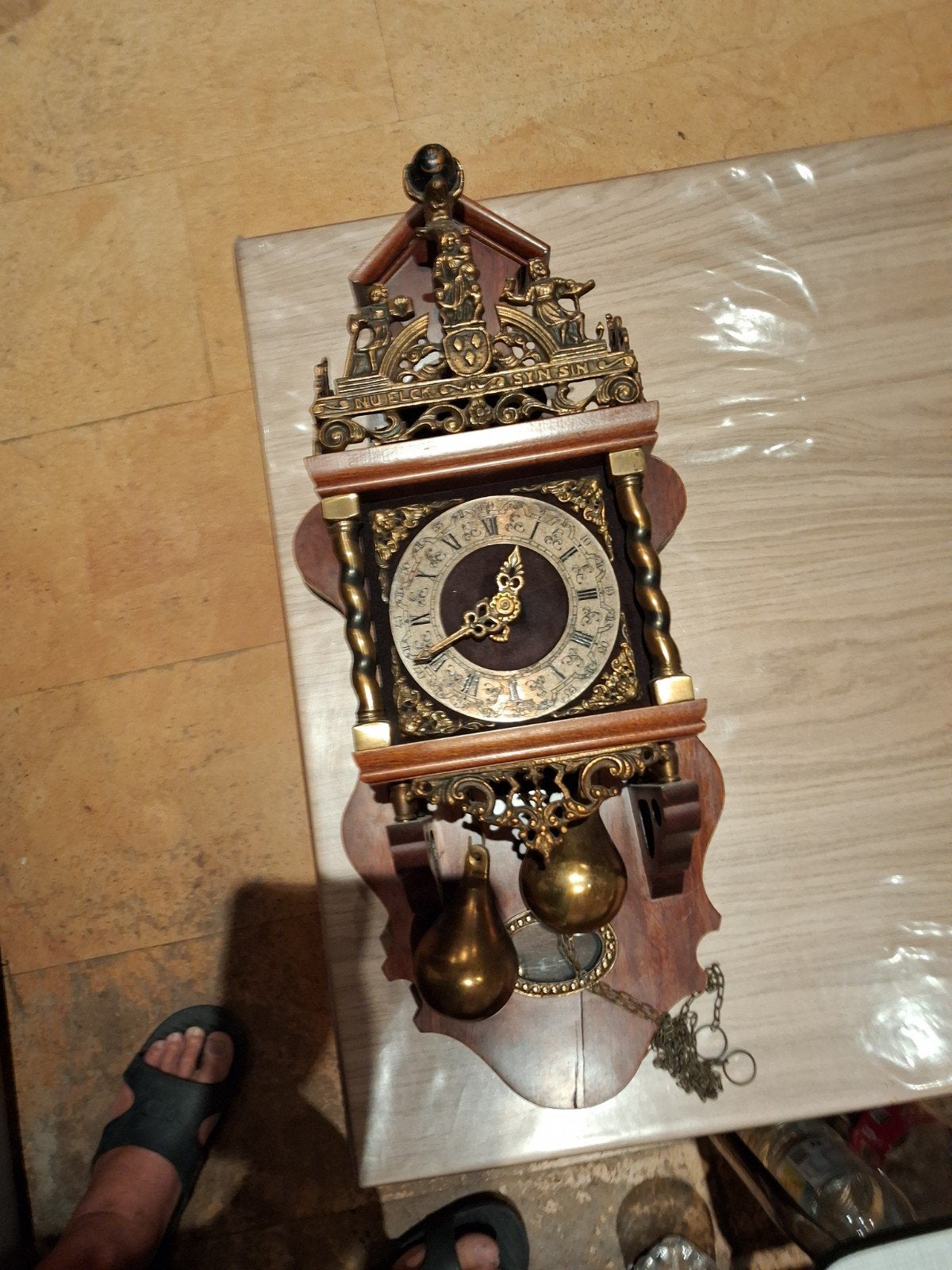 Horloge ancienne, Enlèvement