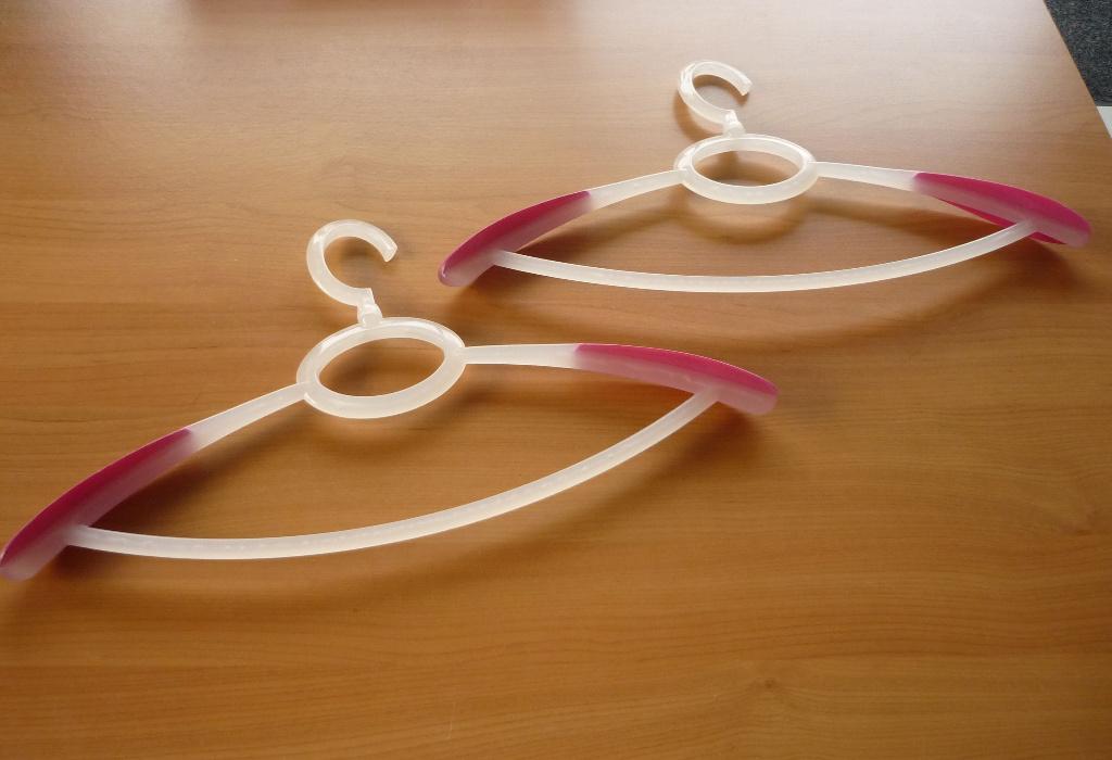 Set 2 witte fuchsia roze kapstok kleerhanger kledinghanger, Enlèvement ou Envoi, Plastique