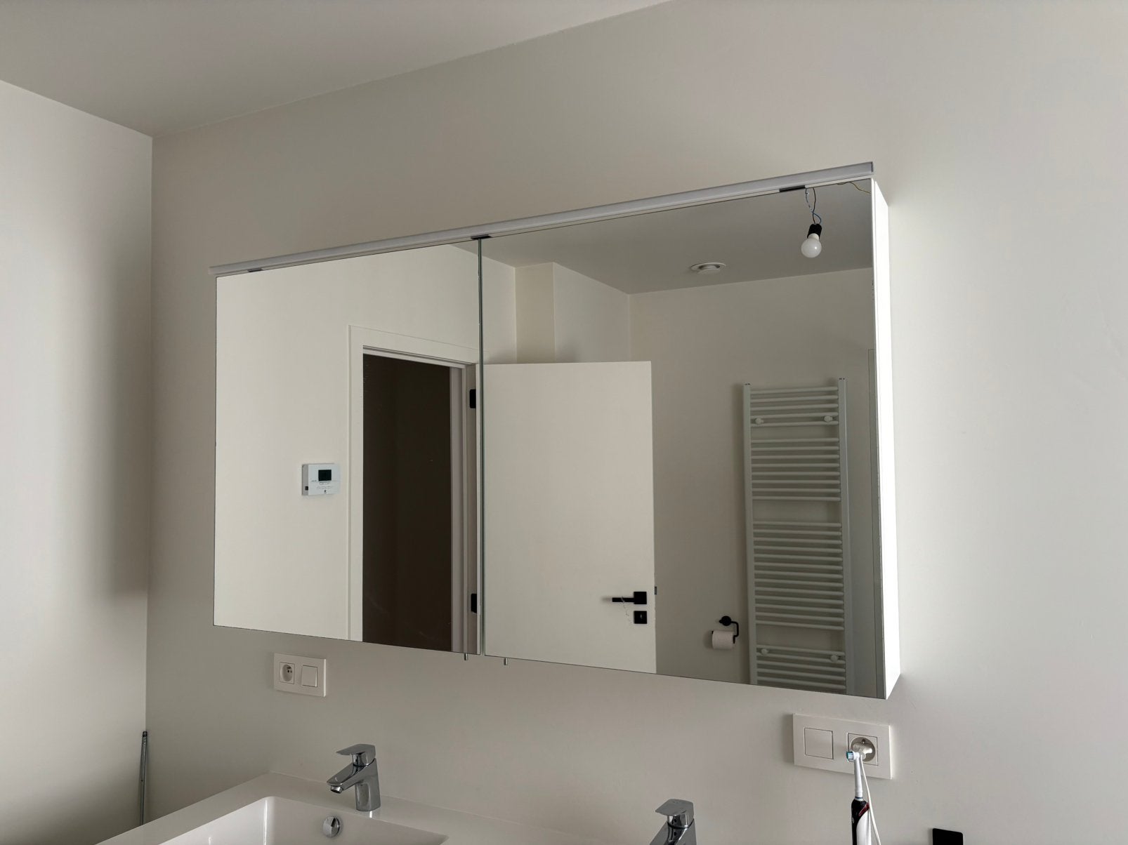 Armoire à miroir de salle de bain blanche, Maison & Meubles, Salle de bain | Meubles de Salle de bain, Armoire à miroir, Moins de 25 cm
