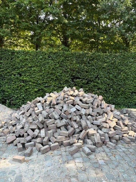 Partij klinkers en borduur in natuursteen, Ophalen, Klinkers, 5 tot 10 m², Zo goed als nieuw
