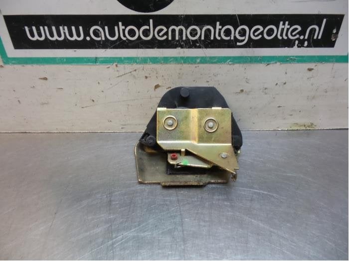 Schuifdeur slotvanger rechts van een Citroen Berlingo (Berli, Auto-onderdelen, Gebruikt, -, Ophalen of Verzenden, -