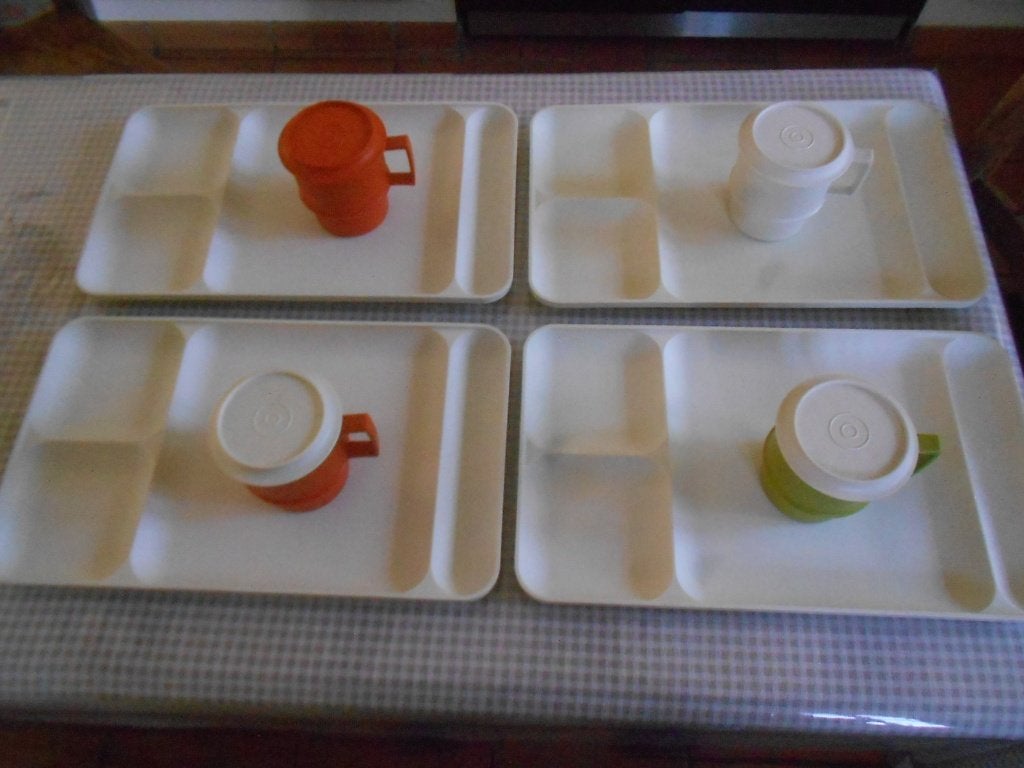 Tupperware 4 plateaux/tasses - picnic - télé - mobilhome, Enlèvement ou Envoi