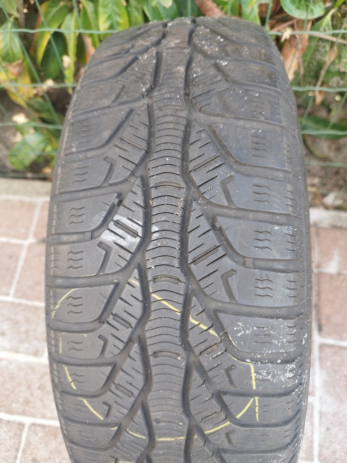 Une jante équipée de pneus d'hiver 175/65/R14. Kléber. Opel, Autos : Pièces & Accessoires, 14 pouces, Pneus hiver, 175 mm, Véhicule de tourisme