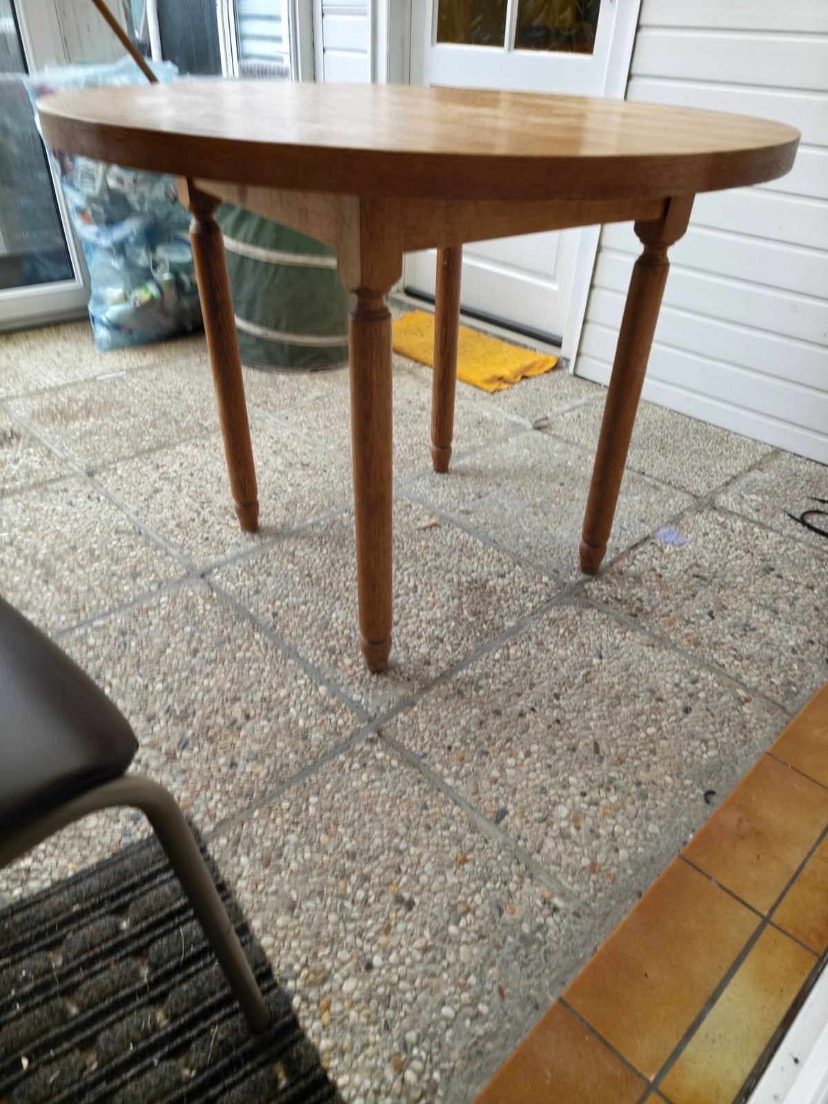 ronde tafel met eiken poten, Enlèvement