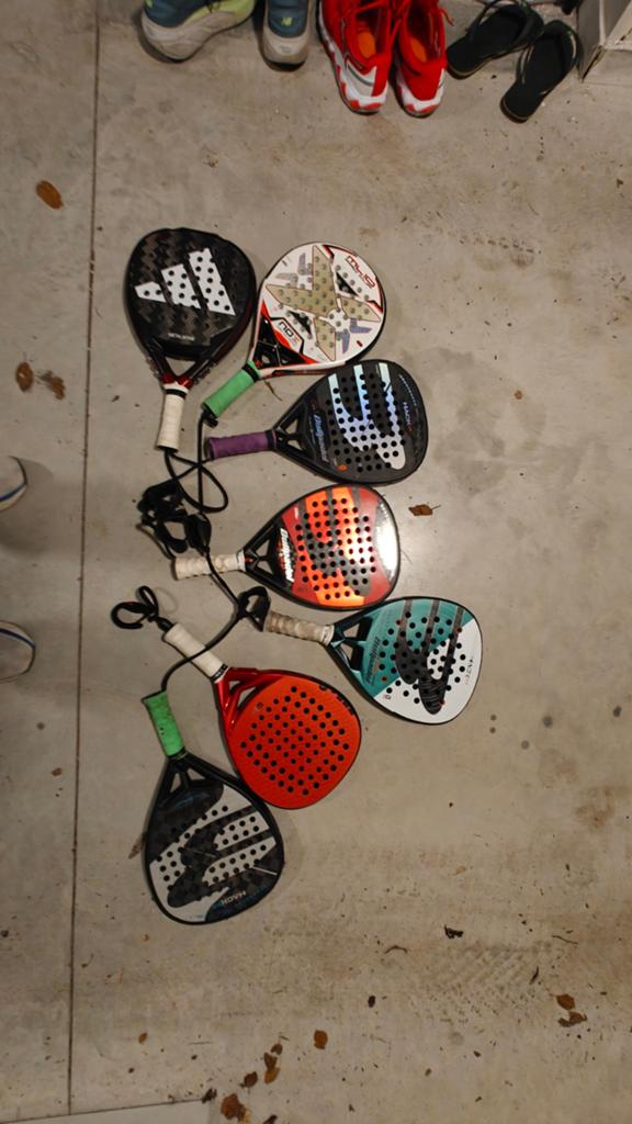 Verschillende padel raketten, Ophalen