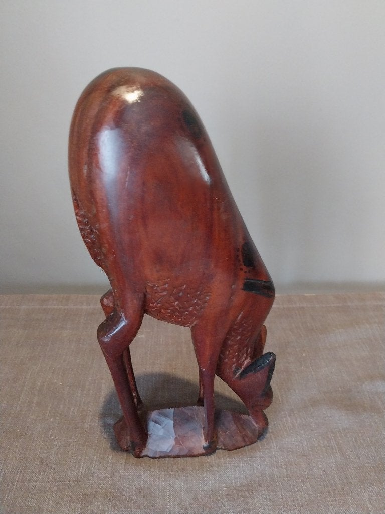 Afrikaans beeld van een grazende antilope, Antiquités & Art, Art | Sculptures & Bois, Mammifère, Bois, Enlèvement, 20 - 50 cm