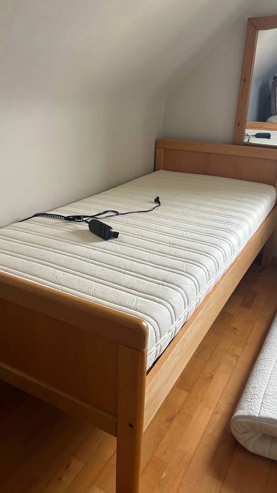 Een persoon bed en nachtkastje en spiegel, Ophalen, Gebruikt, Eenpersoons, Klassiek