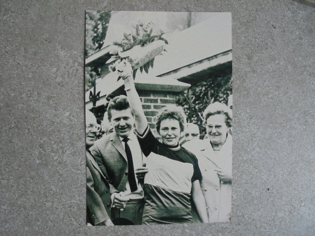 Wielerfoto Louisa Smits 1965, Verzamelen, Foto's en Prenten, Verzenden
