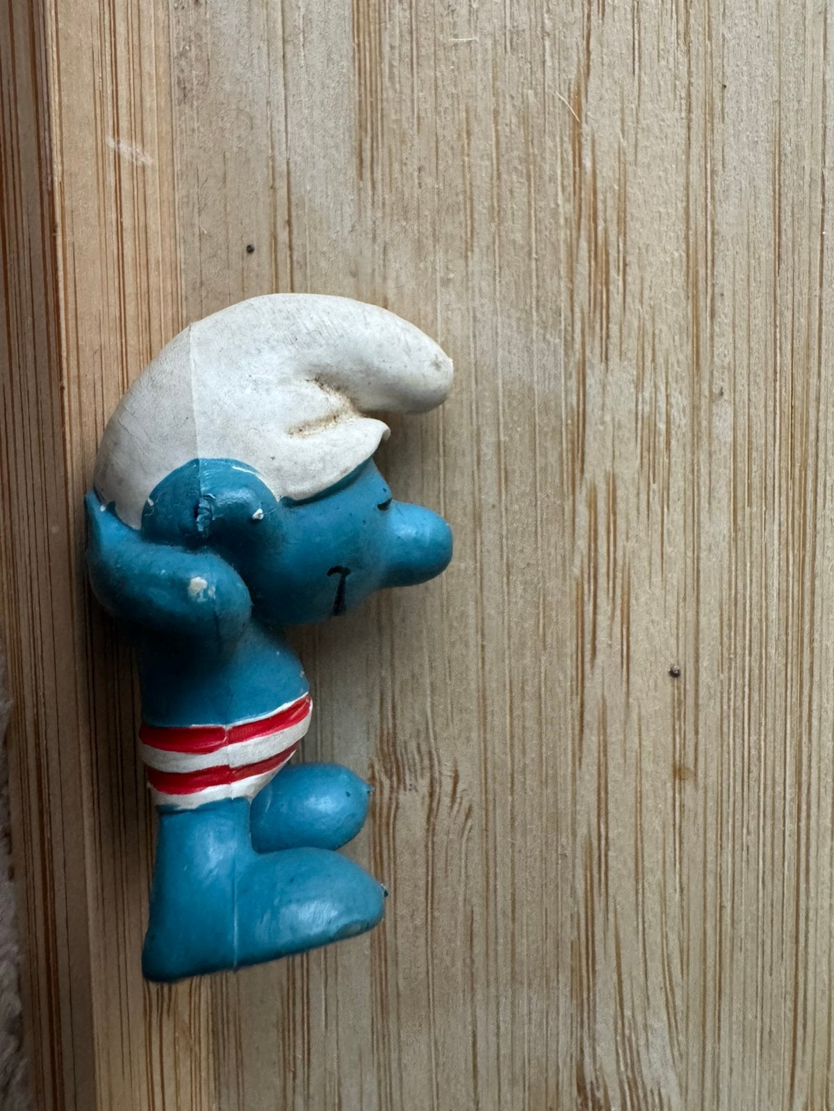 Luilaksmurf met rood/witte zwembroek, Collections, Enlèvement ou Envoi, Utilisé, Schtroumpf Paresseux, Poupée, Figurine ou Peluche