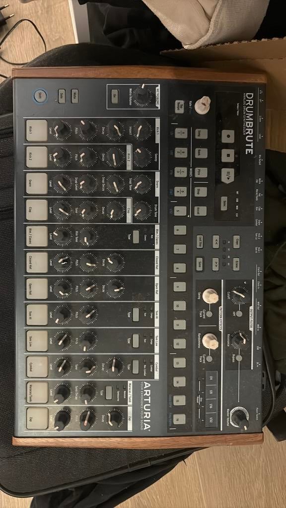 Drumbrute anolog drum synthesizer, Enlèvement, Comme neuf