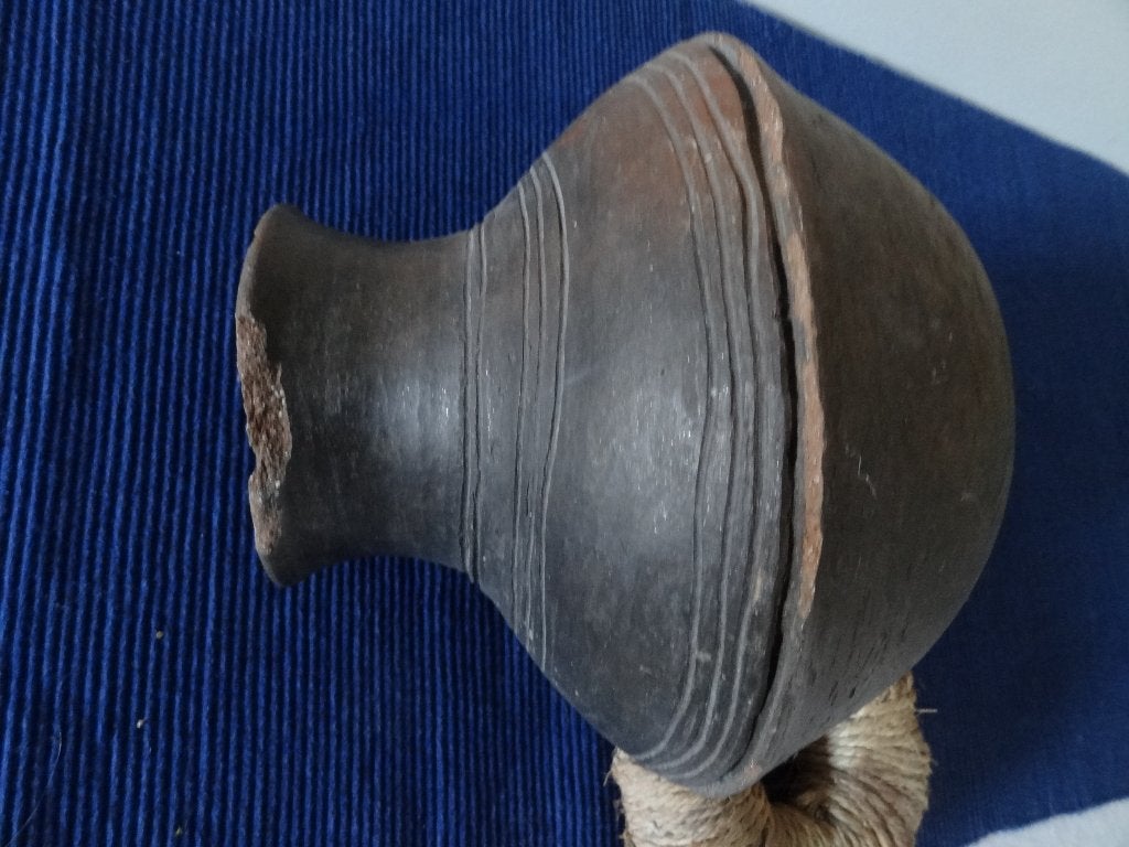 Oude kookpot Ivoorkust, primitief gestookt, H 18 cm, Akan, Steen/keramiek, Zwart, 18 cm, Vaas