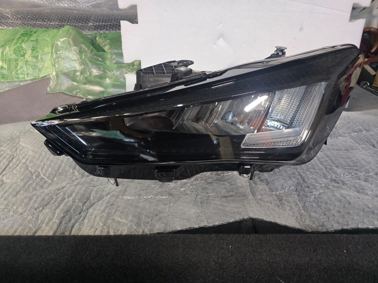 Seat Cupra Leon 5FA 2020-2024 Vol LED Phares Liens 5FB941005, Autovia A-2, Km 585 585
08760  Martorell, ES, SEAT S.A., Utilisé
