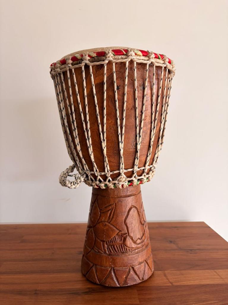 Authentieke handgemaakte West-Afrikaanse Djembe (Ø 26cm), Muziek en Instrumenten, Percussie, Ophalen, Gebruikt, Trommel