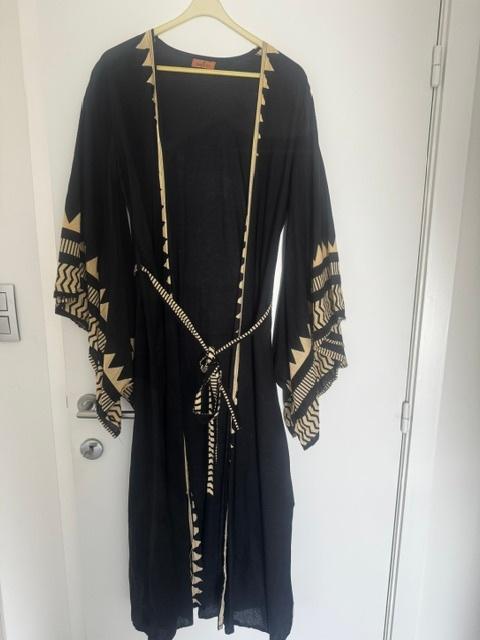 Heel speciale kimono zwart met beige Onesize, Kleding | Dames, Homewear, Ophalen of Verzenden, Nieuw, Zwart
