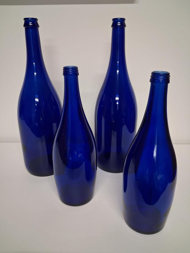 4 blauwe flessen, Ophalen, Zo goed als nieuw