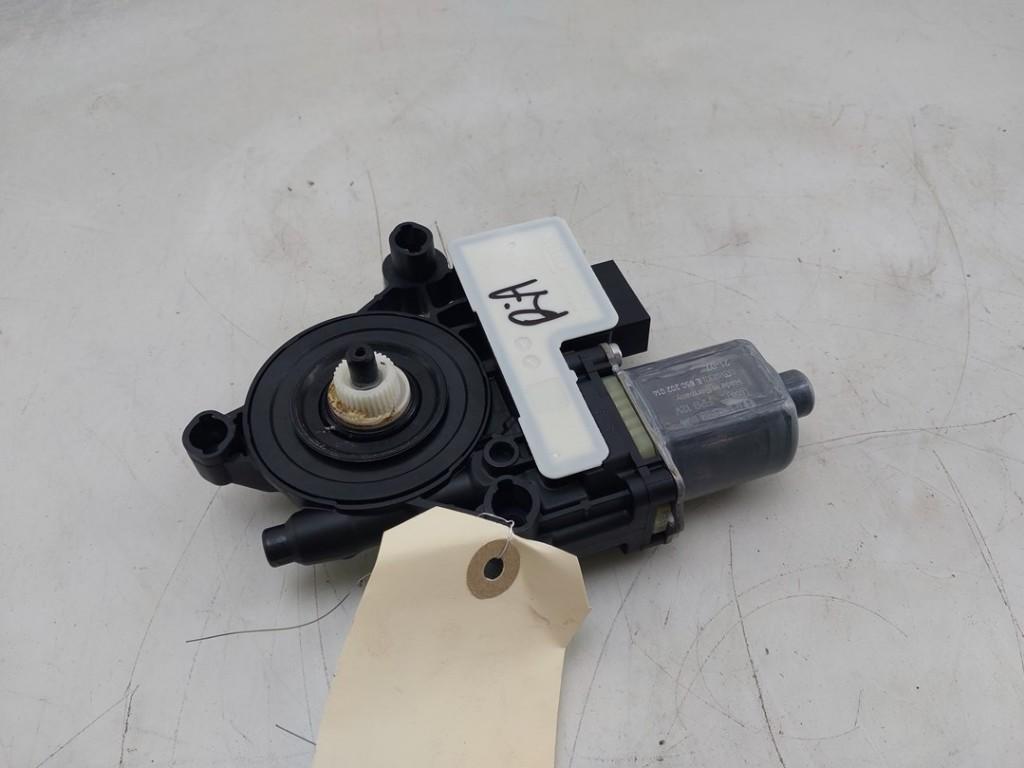 MOTEUR LEVE VITRE ELECTRIQUE Arona (KJX) (|5Q0959408D|), Robert Bosch AG, Utilisé, Seat, Robert-Bosch-Allee 1
74232  Abstatt, DE