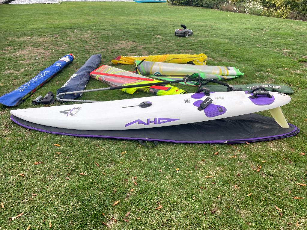 Surfplank AHD 280 slalom met zeilen, Sports nautiques & Bateaux, Planche à voile, Comme neuf, Enlèvement, Avec rallonge de mât
