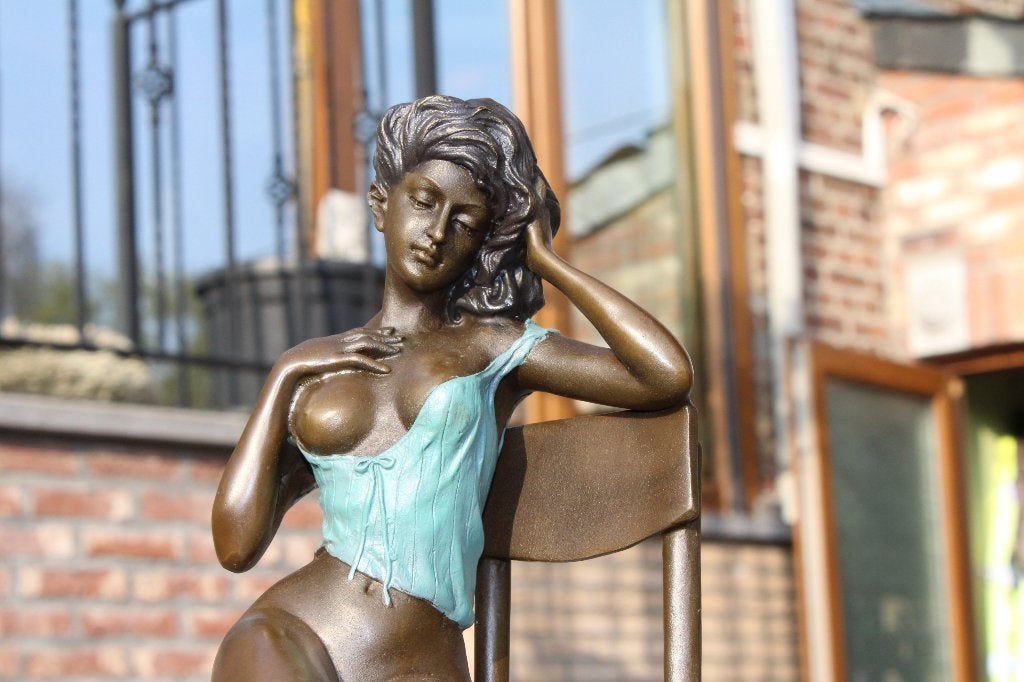 Naakte vrouw op een bronzen stoel, gesigneerd MILO, Ophalen of Verzenden, Brons