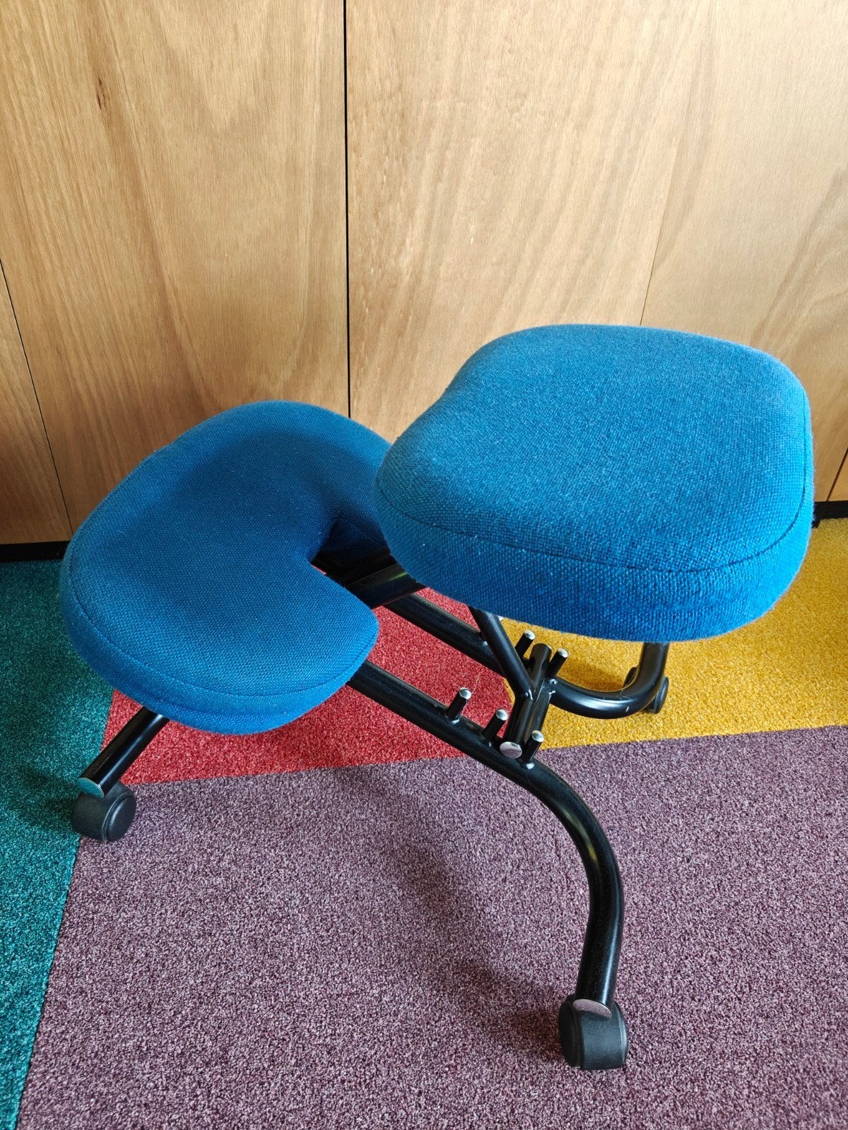 ergonomische kniestoel op wielen, Ophalen