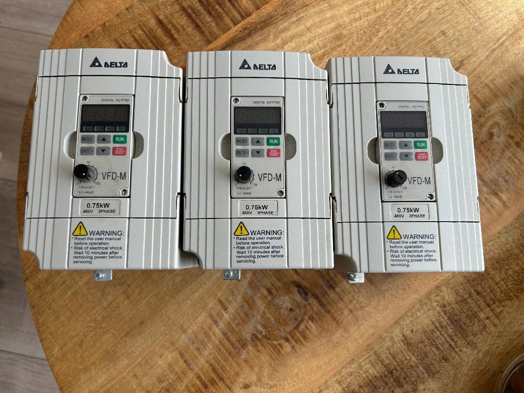 : 3 variateurs de fréquence Delta VFD007M43B VFD-M 0,75 kW, Enlèvement ou Envoi, Utilisé